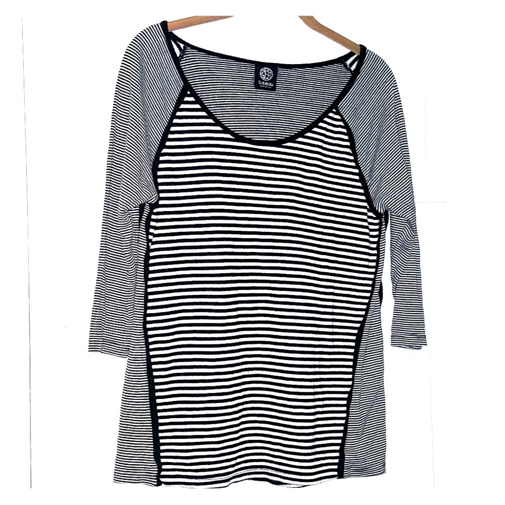 Black and white 3/4 sleeve top